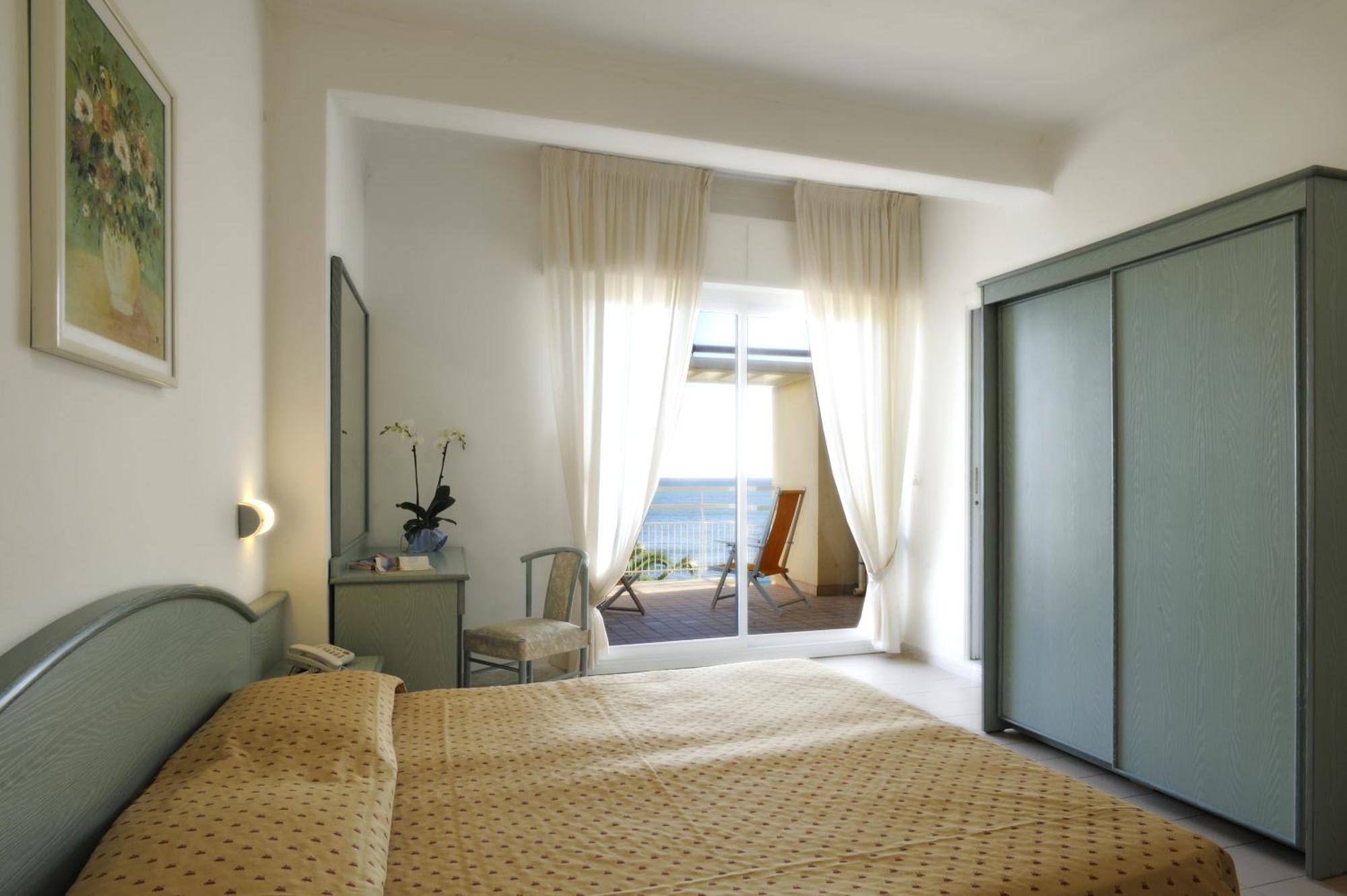 Hotel Miramare Diano Marina Habitación foto