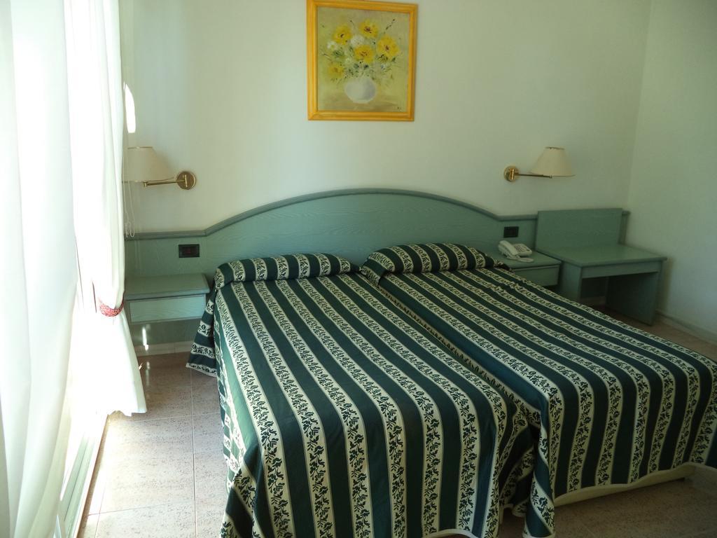 Hotel Miramare Diano Marina Habitación foto